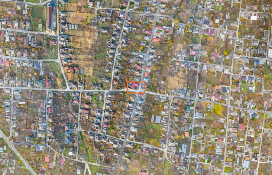 Zona marcată mărită: străzi și case